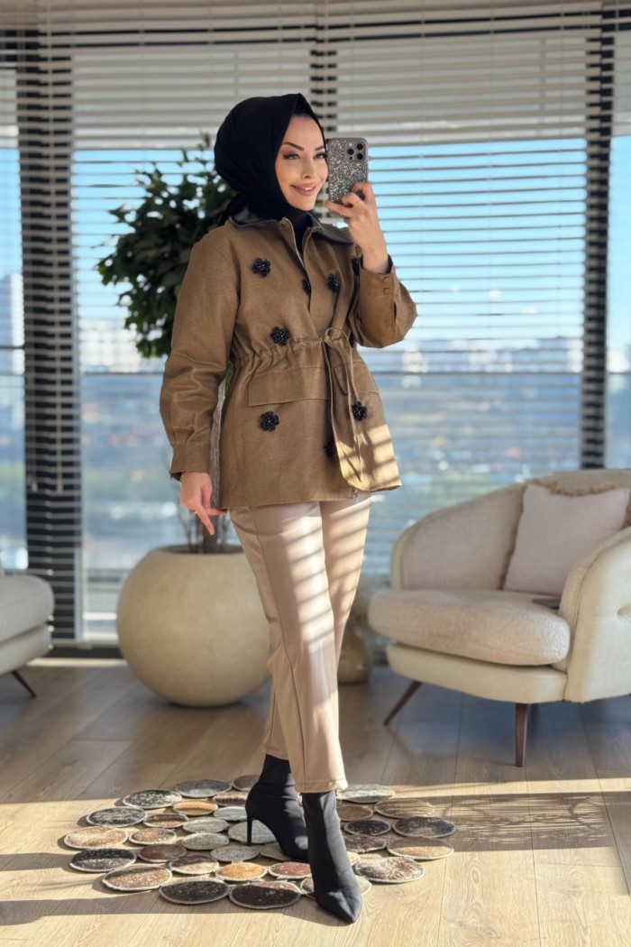 32446 Beli Büzgülü Önü Çiçek Figürlü Ceket Camel