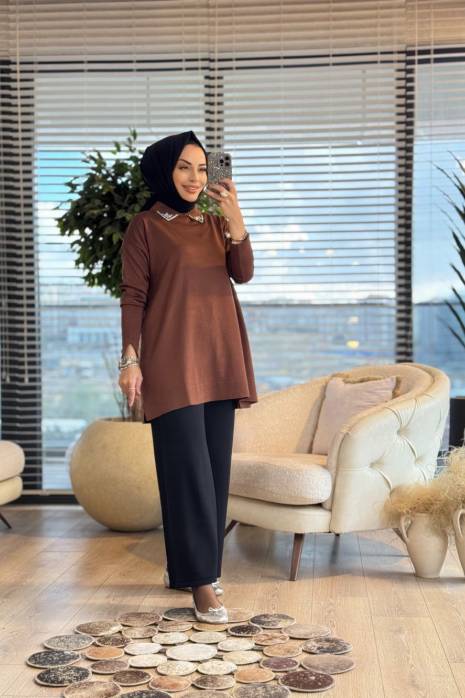 239 Yakası Pırlanta Taşlı Triko Tunik Kahve