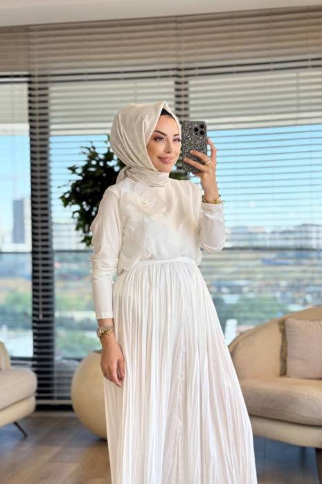 571 Önü Büyük Çiçek Broşlu Bluz Ekru